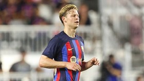 Frenkie de Jong vẫn đang vướng mắc tài chính với Barca nên chưa muốn rời đi.