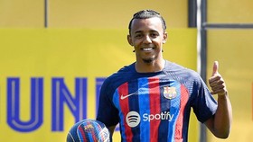 Barca tự tin sẽ kịp đăng ký trung vệ Jules Kounde ngay trước trận khai màn.