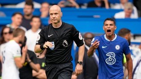 Trọng tài Anthony Taylor bị phản ứng bởi cầu thủ Chelsea.