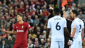 Darwin Nunez nhận thẻ đỏ trong ngày ra mắt ở Anfield và Liverpool phải chia điểm. Ảnh: Getty Images