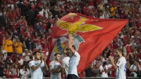 Người hâm mộ Benfica chia sẻ với cầu thủ Dynamo Kiev sau khi họ bị loại.