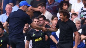 Thomas Tuchel kéo Antonio Conte dẫn đến màn xung đột sau trận. Ảnh: Getty Images