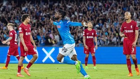 Napoli đã áp đảo với 3 bàn thắng trong hiệp một, trước khi khép lại bằng chiến thắng 4-1.