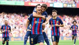 Robert Lewandowski tiếp tục ghi bàn giúp Barca chiến thắng.