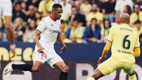 Sevilla (trái) tiếp tục sa sút khi hòa 1-1 trên sân của Villarreal.