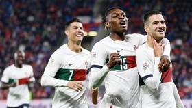 Hậu vệ Diogo Dalot đã tỏa sáng với cú đúp để giúp Bồ Đào Nha đè bẹp chủ nhà CH Séc.