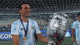 HLV Lionel Scaloni tận hưởng hạnh phúc thắng Copa America 2021.