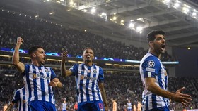 Porto xuất sắc vượt lên chiếm ngôi đầu bảng B vào giờ chót.