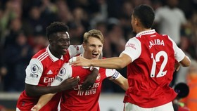 Martin Odegaard lập cú đúp giúp Arsenal độc chiếm ngôi đầu. Ảnh: Getty Images