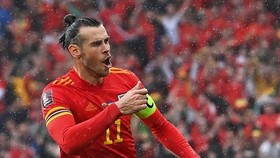 Gareth Bale mừng bàn quyết định giúp Xứ Wales kết thúc 64 năm chờ đợi World Cup.