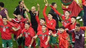 Morocco vào chơi trận tứ kết World Cup đầu tiên trong lịch sử.