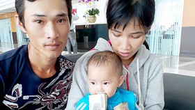 Cha mẹ cháu Lê Thị Kim Yến vui mừng nhận 37 triệu đồng bạn đọc Báo SGGP giúp đỡ 