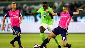 Wolfsburg (trái) có thể tránh được suất phải dự vòng play-off vào cuối mùa.