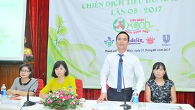 Tổng Giám đốc Sài Gòn Coop Nguyễn Thành Nhân cung cấp thông tin  về chương trình thực hiện tại Co.opmart         Ảnh: CAO THĂNG