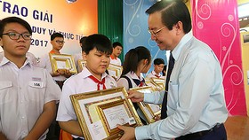 Giám đốc Sở GD-ĐT TPHCM Lê Hồng Sơn trao giải thưởng  cho các học sinh đoạt giải nhất Toán học - Tư duy và thực tiễn lần 2