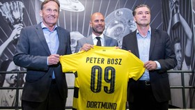 Liệu HLV Peter Bosz (giữa) có thể chung sống hòa bình với những nhân vật chủ chốt trong ban lãnh đạo của Dortmund?   