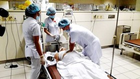 Điều trị tích cực cho một bệnh nhân bị tai biến trong chạy thận tại Bệnh viện Đa khoa Hòa Bình