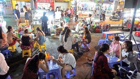 20 hộ bán hàng rong trên vỉa hè ở quận Tân Bình được bố trí bán ở chợ Phạm Văn Hai vào ban đêm      Ảnh: KIỀU PHONG