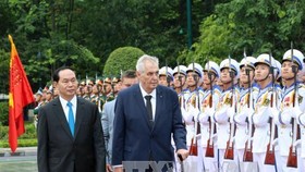 Chủ tịch nước Trần Đại Quang và Tổng thống Cộng hòa Czech Milos Zeman duyệt đội danh dự. Ảnh: TTXVN