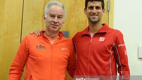 John McEnroe (trái)và Novak Djokovic.