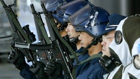 Lực lượng chống khủng bố của Nhật Bản. Ảnh: REUTERS 