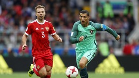Ronaldo (phải) ghi bàn thắng duy nhất giúp Bồ Đào Nha đánh bại Nga.