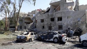 Hai xe có bom bị lực lượng an ninh ngăn chặn cho phát nổ tại cửa ngõ vào thành phố ngày 2-7. Ảnh: SANA