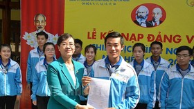 Chủ tịch HĐND TP Nguyễn Thị Quyết Tâm trao quyết định kết nạp đảng cho quần chúng Thái Trung Quốc