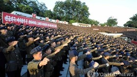 Hàng ngàn sĩ quan quân đội Triều Tiên thể hiện sự ủng hộ nhà lãnh đạo Kim Jong Un. Ảnh: YONHAP