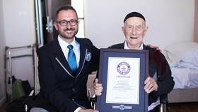 Marco Frigatti đại diện Tổ chức Kỷ lục Thế giới Guinness trao chứng nhận Người đàn ông sống lâu nhất thế giới cho Yisrael Kristal, ngày 11-3-2016. Ảnh: EPA