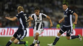 Paulo Dybala  (Juventus) đi bóng giữa hàng thủ Lazio.