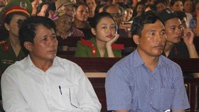 Bị cáo Lê Sỹ Bình (trái), Nguyễn Hữu Hóa (phải) tại phiên tòa. Ảnh VTC News