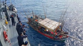 Một tàu cá Việt Nam bị Hải quân Thái Lan bắt giữ. (Nguồn: thailandchatter.com) 