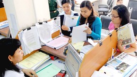 Các doanh nghiệp làm hồ sơ thuế tại Cục Thuế TPHCM                                                                                                                                                 Ảnh: CAO THĂNG