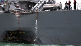 Tàu USS John S. McCain neo đậu tại căn cứ Hải quân Changi của Singapore sau vụ va chạm. Ảnh: REUTERS