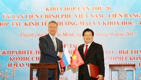 Phó Thủ tướng Trịnh Đình Dũng và Phó Thủ tướng thứ Nhất Liên bang Nga Igor Suvalov ký kết biên bản Khóa họp. Ảnh: TTXVN