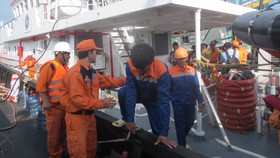 Đưa 10 thuyền viên tàu cá Bình Thuận gặp nạn trên biển vào cảng Vũng Tàu an toàn