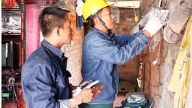 Đoàn viên thanh niên Tổng công ty Điện lực TPHCM  tham gia sửa điện giúp dân