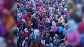 Đám đông tranh giành lương thực tại Sidi Boulalam. Ảnh: AL ARABIYA