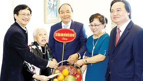 Thủ tướng Nguyễn Xuân Phúc thăm Nghệ sĩ dương cầm Thái Thị Liên