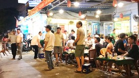 Một quán ăn trên đường Võ Văn Kiệt, quận 1, TPHCM  từng bị nhắc nhở, xử phạt nhưng vẫn tiếp tục vi phạm lấn chiếm lòng lề đường. Ảnh:  KIỀU PHONG
