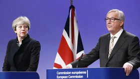 Thủ tướng Anh Theresa May dự buổi họp báo về kết quả đàm phán Brexit  với Chủ tịch Ủy ban châu Âu Jean - Claude Juncker