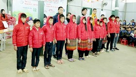 Trao tặng áo ấm cho giáo viên và học sinh xã Sàng Ma Sáo