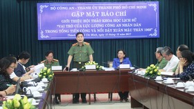 Trung tướng Nguyễn Xuân Mười giới thiệu các nội dung sẽ được trình bày tại Hội thảo chiều 12-12. Ảnh: VGP