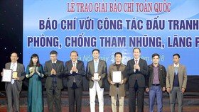 Chủ tịch nước Trần Đại Quang đến dự và trao giải  cho các tác giả     Ảnh:TTXVN