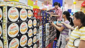 Đa dạng sản phẩm bánh kẹo hàng Việt và ngoại nhập phục vụ thị trường tết       Ảnh: CAO THĂNG