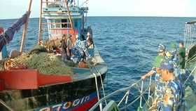 Phạt nặng các tàu khai thác cá trái phép ở nước ngoài