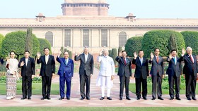 Thủ tướng Nguyễn Xuân Phúc (thứ tư từ trái sang), Thủ tướng Ấn Độ Narendra Modi (giữa) và các nhà lãnh đạo ASEAN