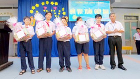 Trao quà tết tặng học sinh có hoàn cảnh khó khăn tại trường THCS Lương Thế Vinh, quận 3