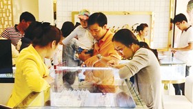 Người dân chọn mua vàng tại một cửa hàng ở TPHCM